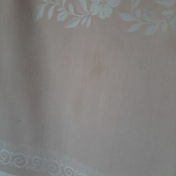 Vtg Damask Pastel Pink Tablecloth and 6 Piece Napkin Set. - Picture 11 of 11